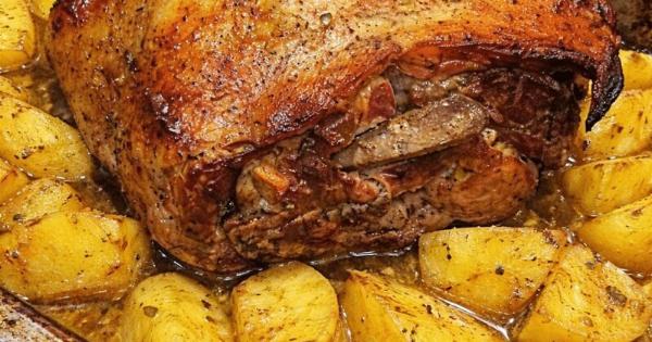 Χοιρινό μπούτι στη γάστρα με μπύρα και πατάτες