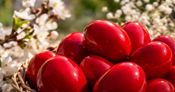 Κατακόκκινα και λαμπερά: Πώς να φτιάξεις τα τέλεια πασχαλινά αυγά που θα ζηλέψουν όλοι φέτος