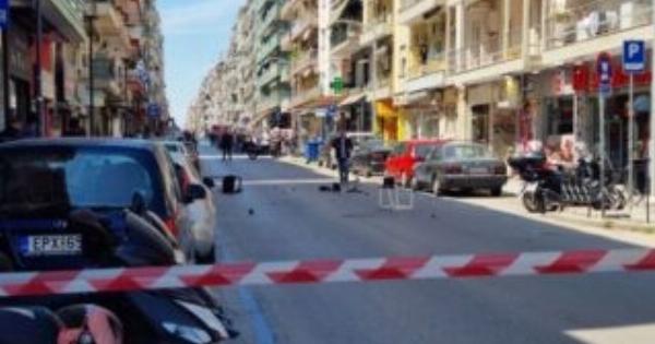 Συναγερμός στη Θεσσαλονίκη: Φοιτητής απειλεί να πέσει από μπαλκόνι – Πετά καρέκλες, ζήτησε να πουν το «Πάτερ Ημών»