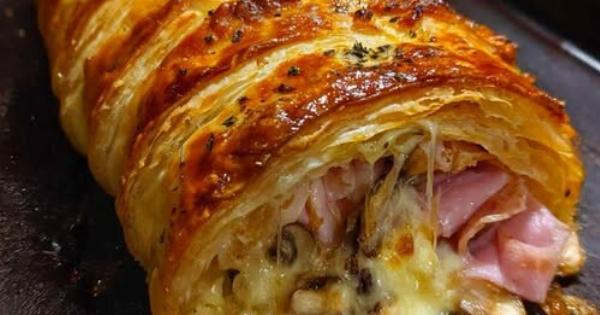 Ρολάδα σφολιάτας με ζαμπόν, τυρί και μανιτάρια: εύκολη και πεντανόστιμη