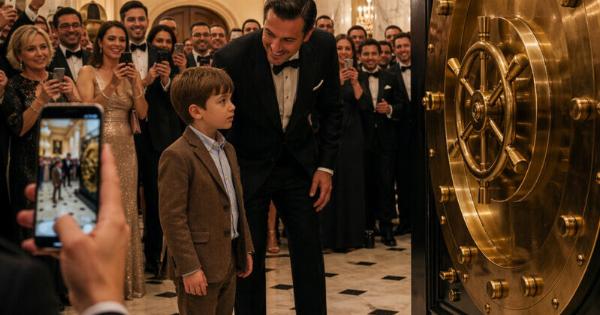 «Σου δίνω δέκα χιλιάδες αν το ανοίξεις», είπε με ένα ειρωνικό χαμόγελο… Αυτό που βρέθηκε μέσα άφησε όλους άφωνους…