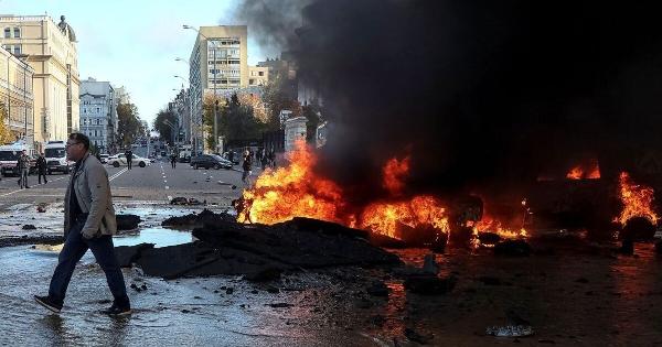 ΕΞΕΛΙΞΗ ΣΟΚ: Οι Ρώσοι πυρπόλησαν το Κίεβο εν μέσω επίσκεψης του Γερμανού ΥΠΕΞ
