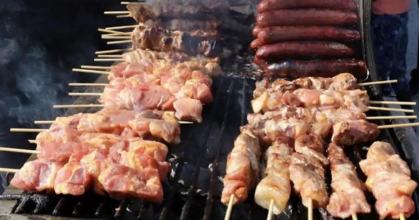 «Τα σχολεία δεν είναι ψησταριές» – «Μπλόκο» του Υπουργείου Παιδείας στο τσίκνισμα