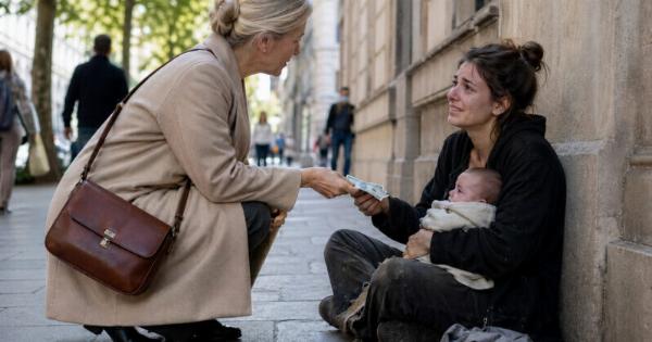 Έδωσα 100 δολάρια σε μια μητέρα με ένα μωρό που έκλαιγε και ζητούσε φαγητό, και της επέτρεψα να κοιμηθεί στον ξενώνα μου. Την επόμενη μέρα μπήκα χωρίς να χτυπήσω… και πάγωσα από τον τρόμο