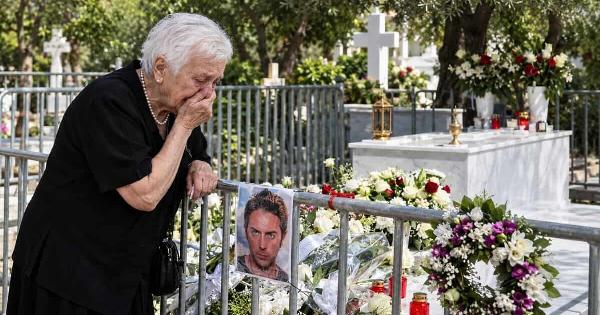Η επίσκεψη στον τάφο του Μαζωνάκη χθες το βράδυ: Τι υποσχέθηκε στον γιο της με δάκρυα στα μάτια η κυρία Κλειώ
