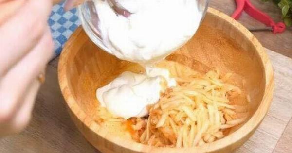 Αφράτες Τηγανίτες με Μήλο και Γιαούρτι – Έτοιμες σε 10 Λεπτά!