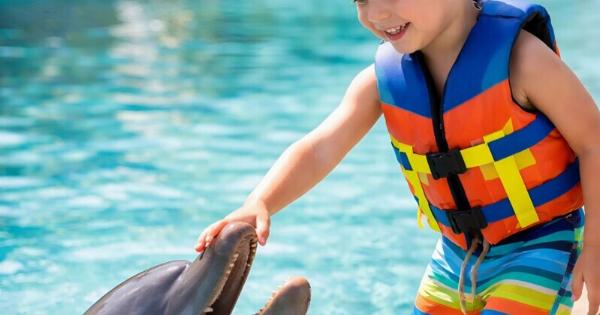 Όταν πήγαμε τον γιο μας να κολυμπήσει με δελφίνια, τα αγκάλιαζε, γελούσε, κι εγώ με τον σύζυγό μου συγκινούμασταν με αυτή την εικόνα, μέχρι που μία υπάλληλος του κέντρου πλησίασε και μας είπε χαμηλόφωνα: «Πρέπει να δείξετε αμέσως τον γιο σας σε γιατρό».
