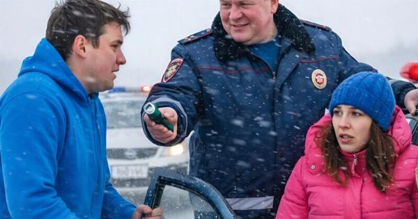 Ένας αλαζόνας επιθεωρητής μου αφαίρεσε το δίπλωμα ενώ μετέφερα την έγκυο γυναίκα μου στο νοσοκομείο: έναν χρόνο αργότερα έκανα κάτι που τον έκανε να μετανιώσει πικρά για την πράξη του