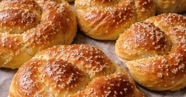 Τσουρέκι με Γιαούρτι – Πιο Αφράτο και Εύκολο από το Κλασικό