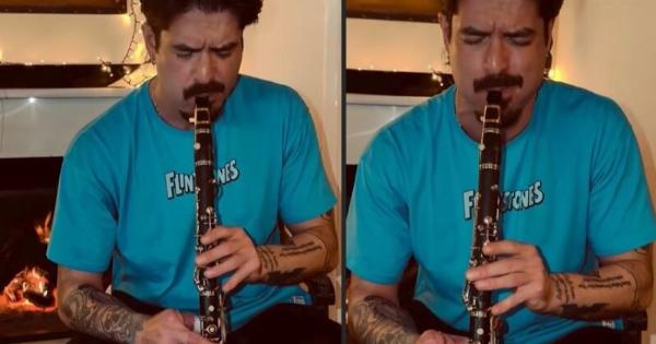 Δεν το βάζει κάτω o Άρης Μουγκοπέτρος: Παίζει κλαρίνο με δύο δάχτυλα και συγκινεί – Βίντεο