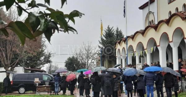 Κλαίει η Παναγία απόψε πάνω από την Ελλάδα: Κηδεύονται τα θύματα της φωτιάς στη «Βιολάντα» – Όλο το χωριό στην κηδεία της Σταυρούλας