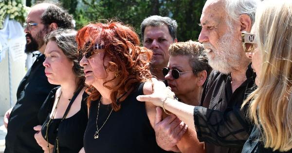Μαίρη Ραζή: Ράκος στην κηδεία του συζύγου της – Υποβασταζόμενη από την κόρη της (Φωτογραφίες)