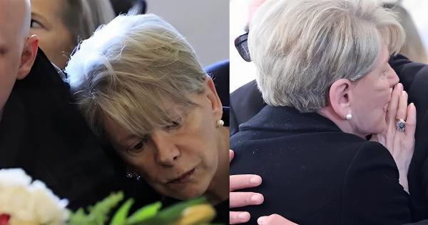 Θρήνος στην κηδεία της Σύλβα Ακρίτα – Συντετριμμένη η κόρη της, Έλενα Ακρίτα, στο πλευρό του γιου της