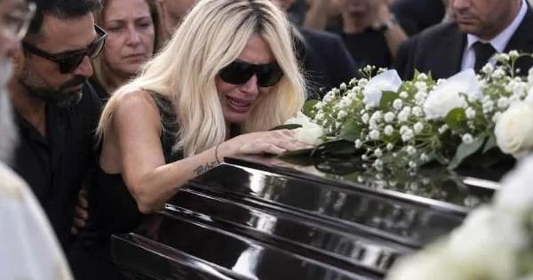 Κηδεία Γιώργου Μαζωνάκη: Η σπαρακτική κραυγή της Πάολας πάνω από το φέρετρο και οι πέντε λέξεις που «λύγισαν» τους πάντες