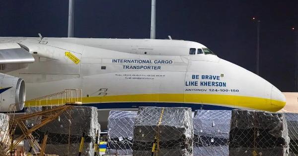 Συναγερμός ΤΩΡΑ: Αεροσκάφος cargo συγκρούστηκε με άγνωστο αντικείμενο στον αέρα