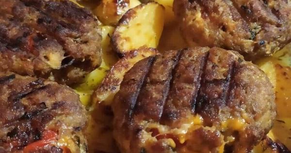 Τα γεμιστά μπιφτέκια της μαμάς που δεν βγαίνουν ποτέ στεγνά – Το μυστικό με τη φέτα που τους ξετρέλανε!