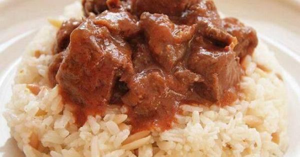 Παραδοσιακό τας κεμπάπ με μοσχάρι και πλούσια σάλτσα