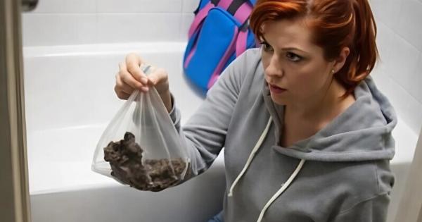 Η 10χρονη κόρη μου κάθε μέρα, μόλις επέστρεφε από το σχολείο, κλειδωνόταν αμέσως στο μπάνιο και με διαβεβαίωνε ότι απλώς αγαπά την καθαριότητα. Όμως μια μέρα, καθαρίζοντας την αποχέτευση, βρήκα εκεί κάτι παράξενο και με τρόμο κατάλαβα ότι όλο αυτό το διάστημα η κόρη μου μου έκρυβε κάτι