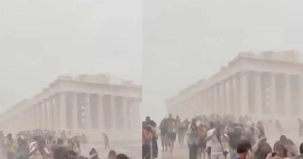 Χαμός με τουρίστες στην Ακρόπολη – Το βίντεο από την κακοκαιρία που κάνει τον γύρο του κόσμου