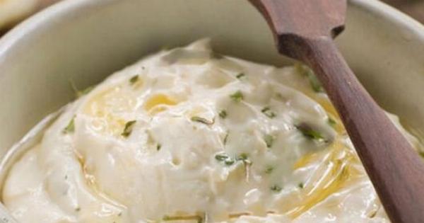 Έφτιαξα αυτή τη σάλτσα φέτας σε 2 λεπτά και την βάζω παντού