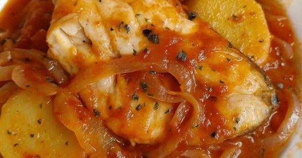 Ψάρι πλακί στο φούρνο που λιώνει – το μυστικό είναι στα κρεμμύδια