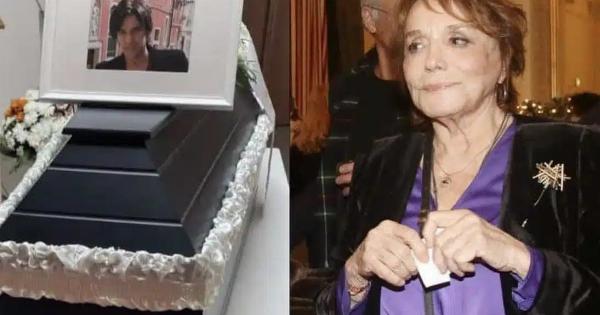 Απαρηγόρητη στο αποτεφρωτήριο Ριτσώνας η Μπέτυ Αρβανίτη – Ο σπαραγμός στο τελευταίο αντίο στον γιο της