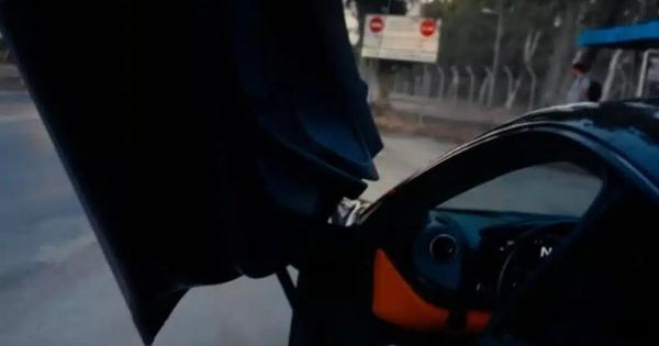 Σoκαpιστικo βίντεο: Οδηγός με McLaren τρέχει με 250 χλμ/ώρα στην Αττική Οδό κι αστυνομικός του λέει «πάτα το»