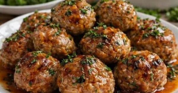 Ζουμερά κεφτεδάκια στο φούρνο με σάλτσα: Η εύκολη συνταγή που γίνεται ανάρπαστη