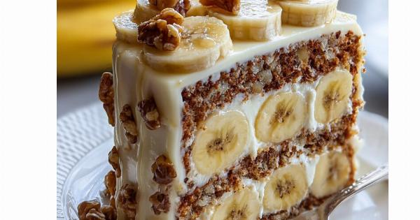 Σπιτικό Κέικ μπανάνας με καρύδια και κρέμα
