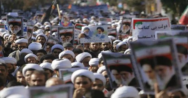 Ιρανός που ζει στην Αθήνα λέει πως πυρήνες φανατικών περιμένουν εντολές για να κάνουν κούγκι την Ελλάδα