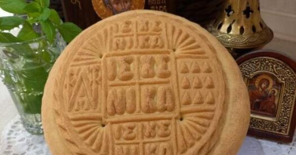 Σήμερα ετοίμασα το πρόσφορό μου για την αυριανή λειτουργία. Είναι μια μικρή παράδοση που κρατάμε, ζυμώνοντας το ψωμί με προσευχή και αγάπη.