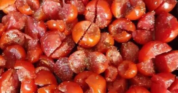 Η σπιτική σάλτσα ντομάτας στον φούρνο που διατηρείται μέχρι τον χειμώνα