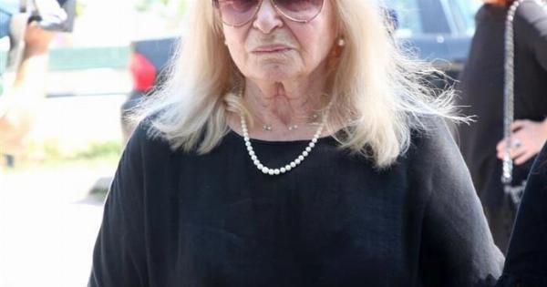 «Σταμάτησε να τρώει! Ζυγίζει 42 κιλά!»: Διέρρευσε φώτο της ηθοποιού Μπέτυς Βαλάση και δεν την γνωρίσαμε… είναι μία άλλη – Η τελευταία εικόνα