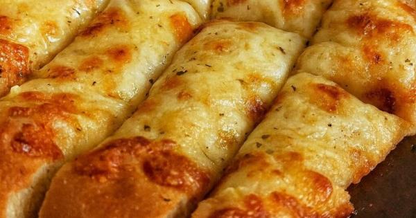 Σκορδόψωμο με μοτσαρέλα εύκολο και γρήγορο, τραγανό και ζουμερό ιδανικό για συνοδευτικό ή σνακ