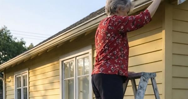 Ανέβαινα στη σκάλα για να κόψω τα ξερά κλαδιά του δέντρου, αλλά ο σκύλος μου ξαφνικά άρχισε να γαβγίζει επίμονα και να τραβά το παντελόνι μου προς τα κάτω: στην αρχή νόμιζα πως απλώς είχε τρελαθεί ή ότι έπαιζε και θα μπορούσε κατά λάθος να με ρίξει από τη σκάλα