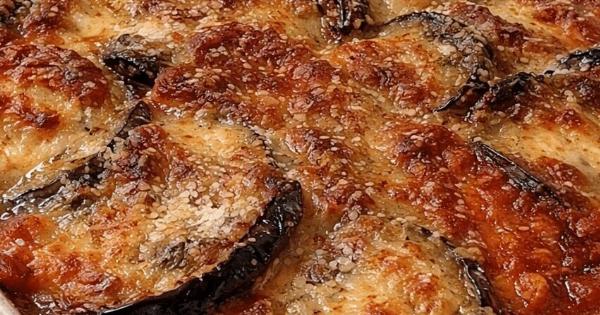 Μελιτζάνες στο φούρνο με λιωμένα τυριά: Η εύκολη συνταγή που γίνεται ανάρπαστη