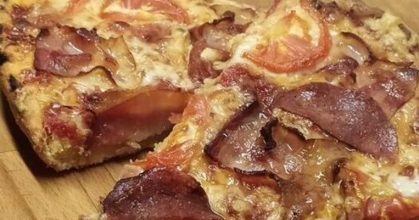 Σπιτική πίτσα με αφράτο ζυμάρι – Εύκολη συνταγή με απλά υλικά