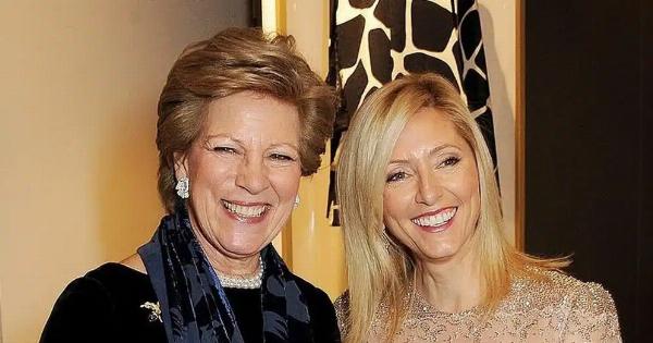 Η οικογένεια Ντε Γκρες στην πολυτελή κατοικία της στις Μπαχάμες – Με λευκό καφτάνι η Μαρί Σαντάλ