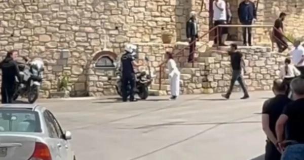 Η στιγμή που η αδελφή του 21χρονου Νικήτα πάει να διώξει αστυνομικούς από την κηδεία του, συγγενείς φώναζαν μαζί της