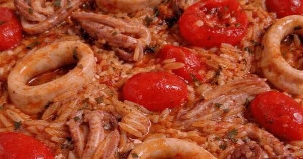 Ρύζι με καλαμάρια και ντομάτα: Η εύκολη συνταγή που γίνεται ανάρπαστη