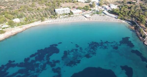 Φτάνεις σε 55′ με 18 βενζίνη: Η πεντακάθαρη παραλία με τα καταγάλανα νερά δίπλα στην Αθήνα που θυμίζει πισίνα