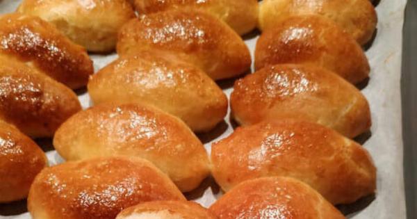 Αφράτα τυροπιτάκια με σπιτική ζύμη: Η εύκολη συνταγή που γίνεται και πίσια