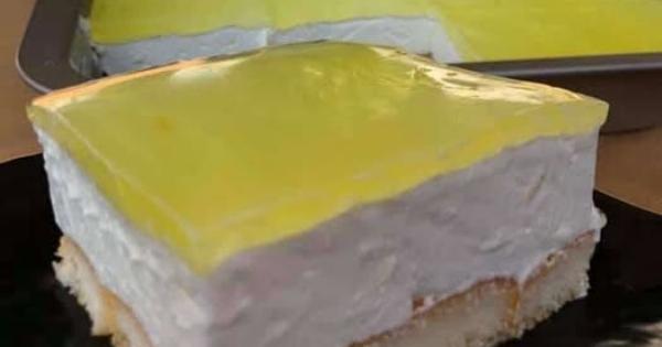 Ένα αφράτο γλυκό λεμονιού χωρίς ψήσιμο που μοιάζει με τούρτα – Και γίνεται πανεύκολα