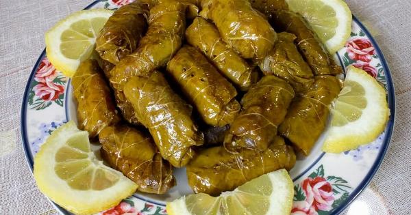 Ντολμαδάκια με φρέσκα αμπελόφυλλα – το μυστικό για τέλειο τύλιγμα