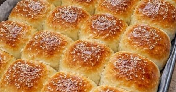 Αφράτα ψωμάκια γιαουρτιού – Εύκολη συνταγή με μαλακή ζύμη