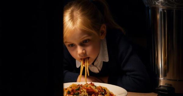 Την συνέλαβε η κόρη της οικιακής βοηθού του να τρώει τα υπόλοιπα από τα σκουπίδια, μέσα στη νύχτα… Ο δισεκατομμυριούχος ήταν έτοιμος να την απολύσει… μέχρι που είδε αυτό