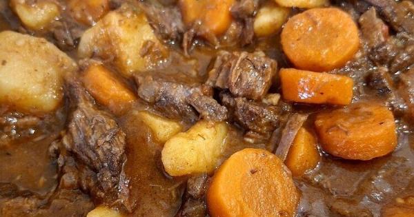 Μοσχάρι κατσαρόλας με πατάτες και κόκκινο κρασί – Λιώνει και δένει τέλεια η σάλτσα