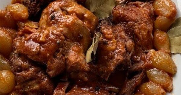 Κοτόπουλο στιφάδο με μικρά κρεμμύδια – Παραδοσιακή και ζουμερή συνταγή