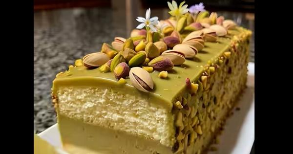 Τσιζκέικ με φιστίκι Αιγίνης και αμύγδαλο για να παραμιλάνε οι πάντες στο τραπέζι