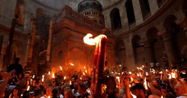Μεγάλο Σάββατο: Τα έθιμα της ημέρας και ο λόγος που στην Ανάσταση πρέπει να κάψετε ένα δαφνόφυλλο